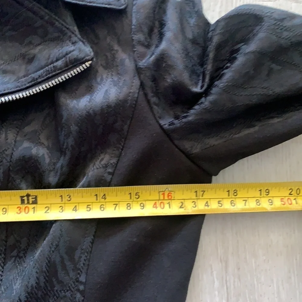 Tahari moto black blazer jacket textured animal print sz 4 zipper classic‎